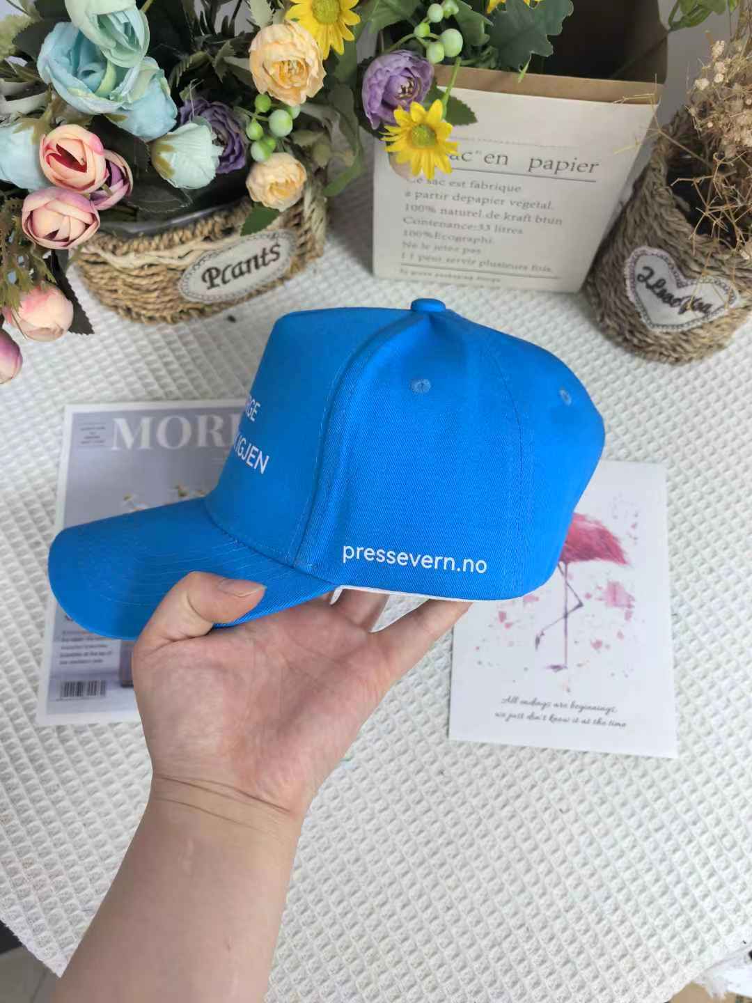 Blå PresseVern-caps, fra siden